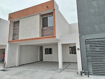 CASA EN VENTA EN CUMBRES PLATINO!!