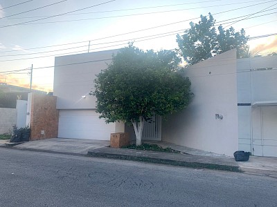 VENTA DE RESIDENCIA A UNA CUADRA DE PASEO MONTEJO