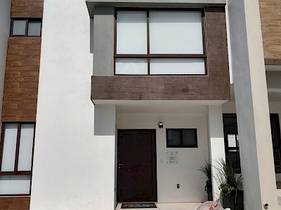 VENTA DE CASA EN CLUSTER CON CASA CLUB EN ZIBATA