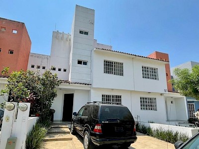 GRANDIOSA CASA EN VENTA UBICADA EN FRACCIONAMIENTO ACACIAS, ZONA PONIENTE DE TUXTLA GUTIÉRREZ, A UN COSTADO DE LA BASE AÉREA MILITAR No. 6, TERÁN.
