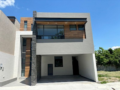 CASA EN VENTA EN RESIDENCIAL LAS ESMERALDAS CARRETERA NACIONAL