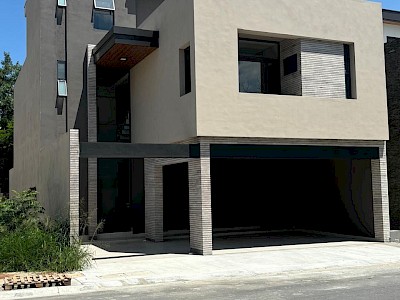 CASA EN VENTA EN RESIDENCIAL LAS ESMERALDAS CARRETERA NACIONAL