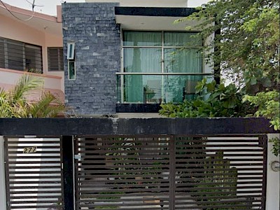 MAGNÍFICA CASA UBICADA EN LA COLONIA MAYA DEL LADO ORIENTE DE TUXTLA GUTIÉRREZ, RECIÉN REMODELADA EN TERRENO DE 5 X 20 MTS.