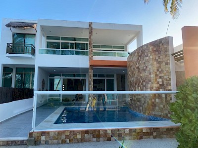 CASA A LA ORILLA DE LA PLAYA AMUEBLADA