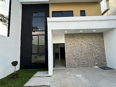 SE VENDE HERMOSA CASA COMPLETEMANTE NUEVA Y LISTA PARA HABITAR, EN EL JOBO A UNAS CUADRAS DEL PARQUE Y MEDIA CUADRA DE LA CARRETERA. ACEPTAMOS CRÉDITO INFONAVIT TOTAL Y BANCARIO, CASA MINIMALISTA  CON TRANSPORTE CONCURRIDO A SÓLO UN PASO, COMERCIOS ESTABLECIDOS CERCA, EXCELENTE CLIMA FAVORABLE Y FRESCO.