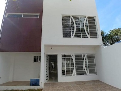 VENDO BONITA CASA, LISTA PARA HABITAR, UBICADA EN LA COL. EL JOBO, TUXTLA GUTIERREZ. CUENTA CON TRANSPORTE CONCURRIDO, CERCA DE COMERCIOS ESTABLECIDOS EN EL PARQUE, EXCELENTE CLIMA, SALIDA RAPIDA AL LIBRAMIENTO.