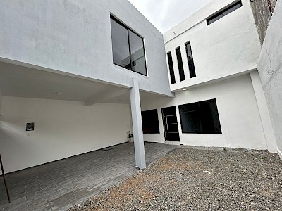 VENDO HERMOSA PROPIEDAD RECIÉN REMODELADA, CON ESPACIOS AMPLIOS Y TERRENO DE 8*20 METROS UBICADA EN LA COL. MAYA, A UNAS CUADRAS DEL OXXO, CALZADA AL SUMIDERO, CONVIVENCIA INFANTIL Y TRANSPORTE PÚBLICO CONCURRIDO.