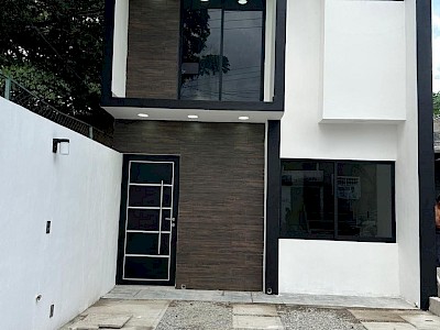 SE VENDE CASA EN LA COL. AZTECA, ZONA NORTE ORIENTE DE LA CIUDAD DE TUXTLA GUTIÉRREZ. HERMOSA, LISTA PARA HABITAR