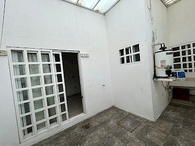 VENDO BONITA CASA, RECIEN REMODELADA CON AMPLIOS ESPACIOS, LISTA PARA HABITAR, CERCA DE TIENDAS DE AUTO SERVICIO, ESCUELAS, TRANSPORTE PUBLICO CONCURRIDO Y PARQUES, UBICADA EN EL FRACCIONAMIENTO SAN FERNANDO EN TUXTLA GUTIÉRREZ.