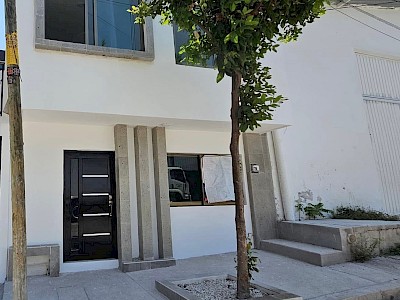 SOY UNA CASA EN VENTA UBICADA EN LA ZONA DE TERÁN PRÓXIMA A LA BASE AÉREA MILITAR DE DOS NIVELES CON FINOS ACABADO EN TUXTLA GUTIÉRREZ.