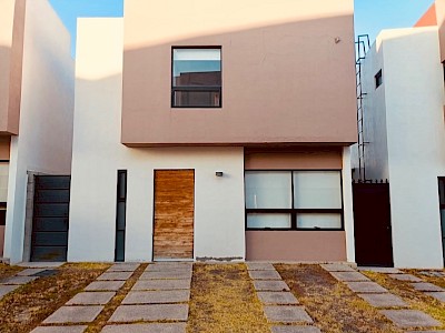 Renta práctica y cómoda casa en Vive san Isidro, Juriquilla, con o sin muebles. 