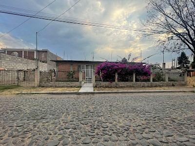 CASA EN GRANJAS BANTHI - SÚPER TERRENO 800m²
