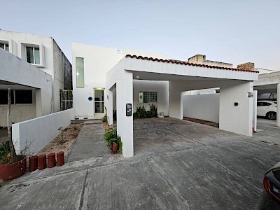 CASA EN RENTA (CON O SIN MUEBLES)EN PRIVADA QUINTA REAL EN ALTABRISA, NORTE DE MÉRIDA YUCATÁN.