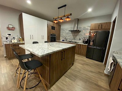 RESIDENCIA DE AUTOR EN VENTA CON RECÁMARA EN PB EN CUMBRES DEL LAGO, QUERÉTARO