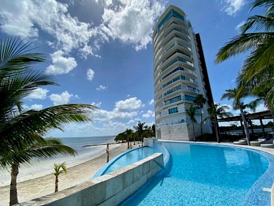 Venta departamento a pie de playa en zona hotelera de Cancún 