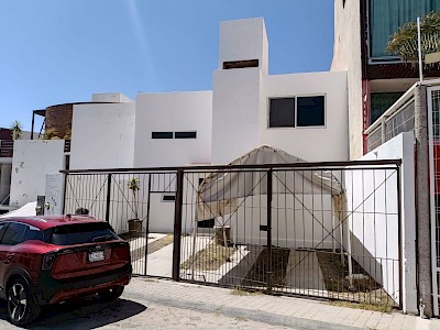 Milenio III, Casa en Renta 3 Recamaras, en calle