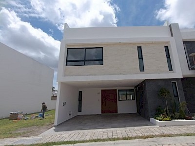 VENTA DE CASA EN PARQUE NAYARIT 4 H 4.5 B, LOMAS DE ANGELÓPOLIS, PUEBLa