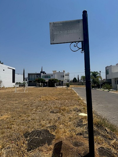 TERRENO EN ESQUINO EN VALLE DE LAS FLORES